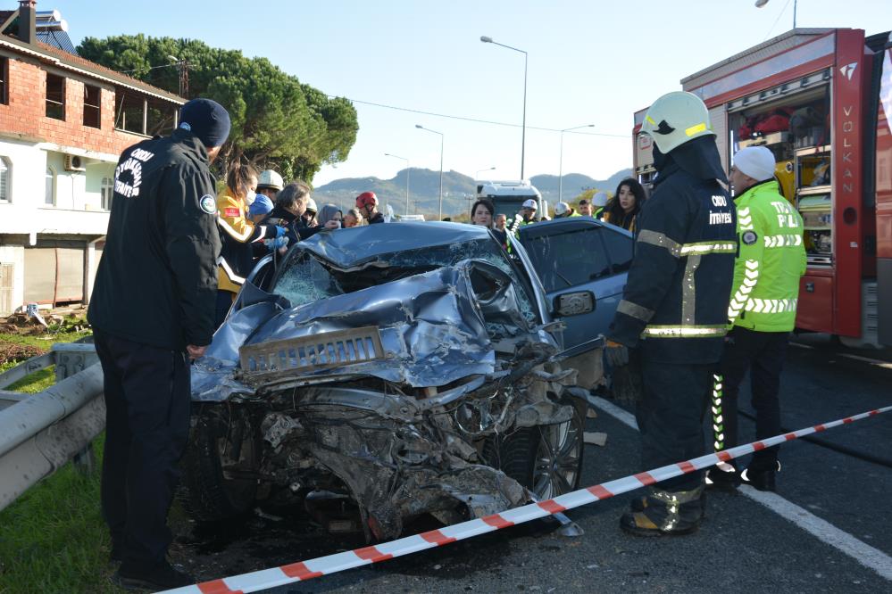 Ordu'da otomobil kamyona çarptı! 3 ölü