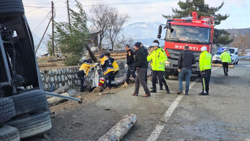 Karabük'te tomruk yüklü kamyon devrildi: 2 ölü