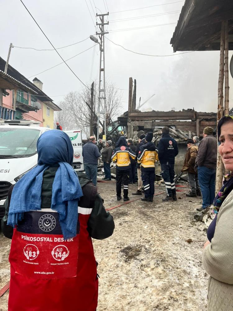 Kastamonu'nda çıkan yangında baba ve oğlunun cansız bedenleri bulundu-1