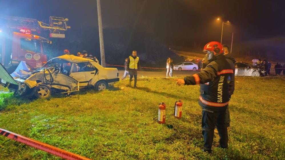 Sakarya'da iki otomobilin kafa kafaya çarpışması sonucu, karı koca can verdi!