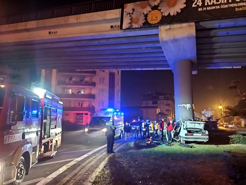 Balıkesir'de otomobil üst geçit ayağına çarptı: 1 ölü