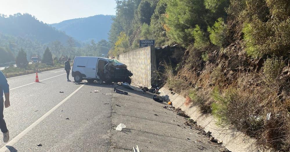 Ege'de kontrolden çıkan kamyonet duvara çarptı: 2 ölü