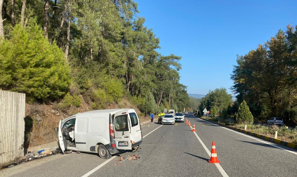 Ege'de kontrolden çıkan kamyonet duvara çarptı: 2 ölü