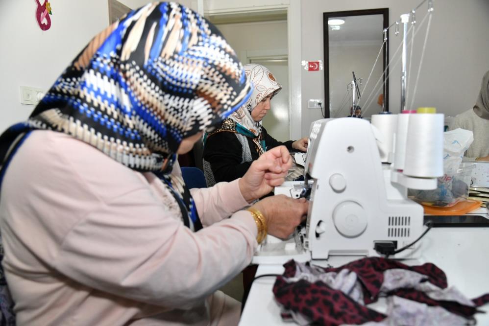 Yunusemre'de Kadınlar Hem Eğleniyor Hem Ekonomilerine Katkı Sağlıyor