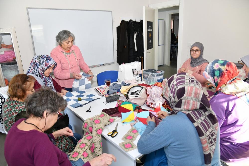 Yunusemre'de Kadınlar Hem Eğleniyor Hem Ekonomilerine Katkı Sağlıyor