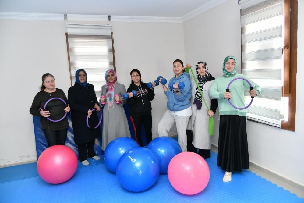 Yunusemre'de Kadınlar Hem Eğleniyor Hem Ekonomilerine Katkı Sağlıyor