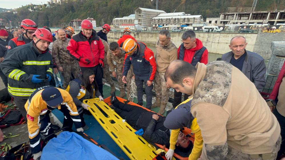 Rize’de öğrenci servisi ile çarpışan cip dereye uçtu: 10 yaralı