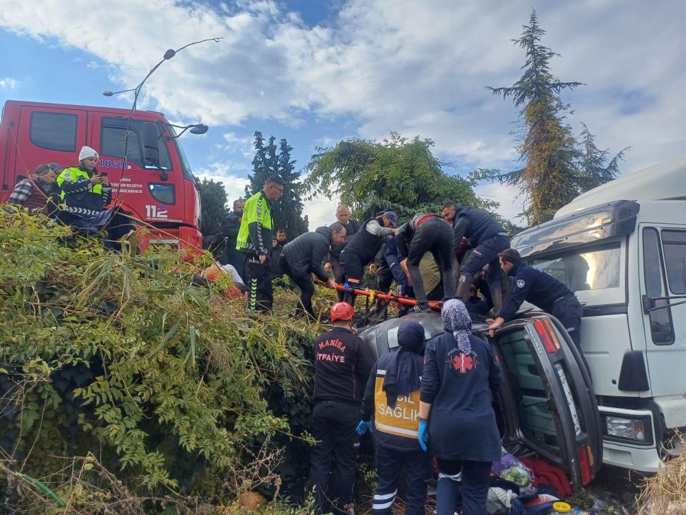 OTOMOBiL REFÜJDEN AŞAĞI UÇTU