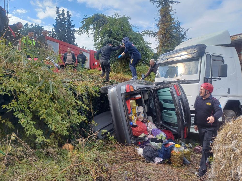 OTOMOBiL REFÜJDEN AŞAĞI UÇTU