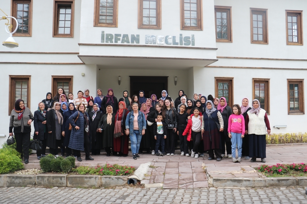 81 kişilik kadın kafilesi Manisa'yı gezdi!