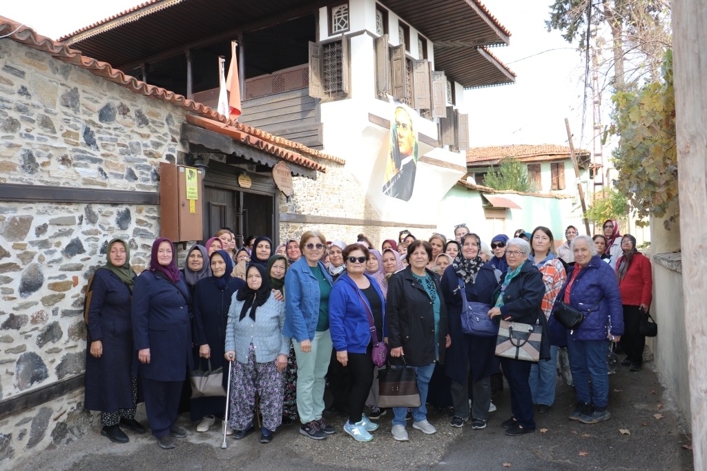 Manisa'dan 58 kadın, Kula'nın tarihi zenginliklerini keşfetti