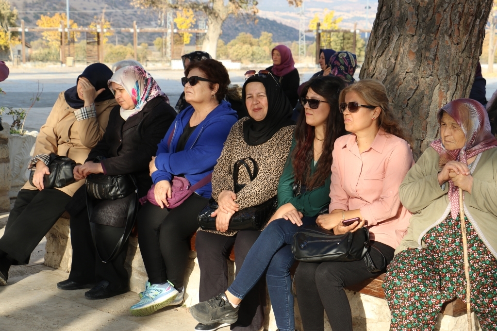 Manisa'dan 58 kadın, Kula'nın tarihi zenginliklerini keşfetti