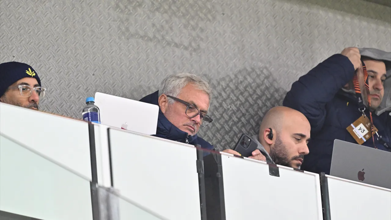 Jose Mourinho Cezasi Nedeniyle Az Alkmaar Macini Tribunden Takip Etti Avhu