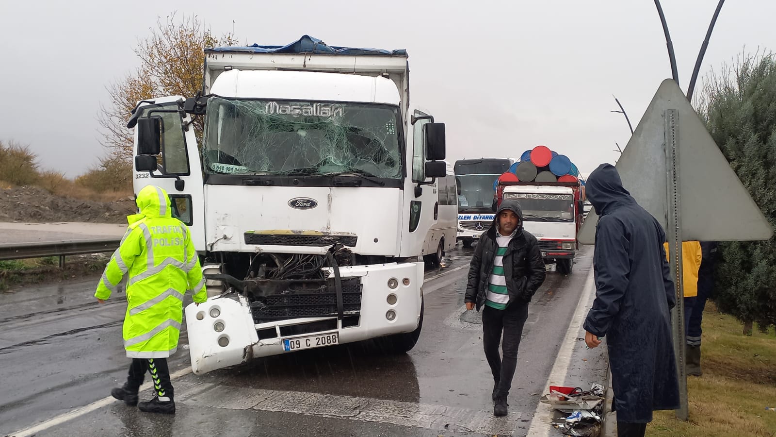 Manisa İzmir Çevreyolunda Tır Ile Kamyon Çarpıştı! (1)