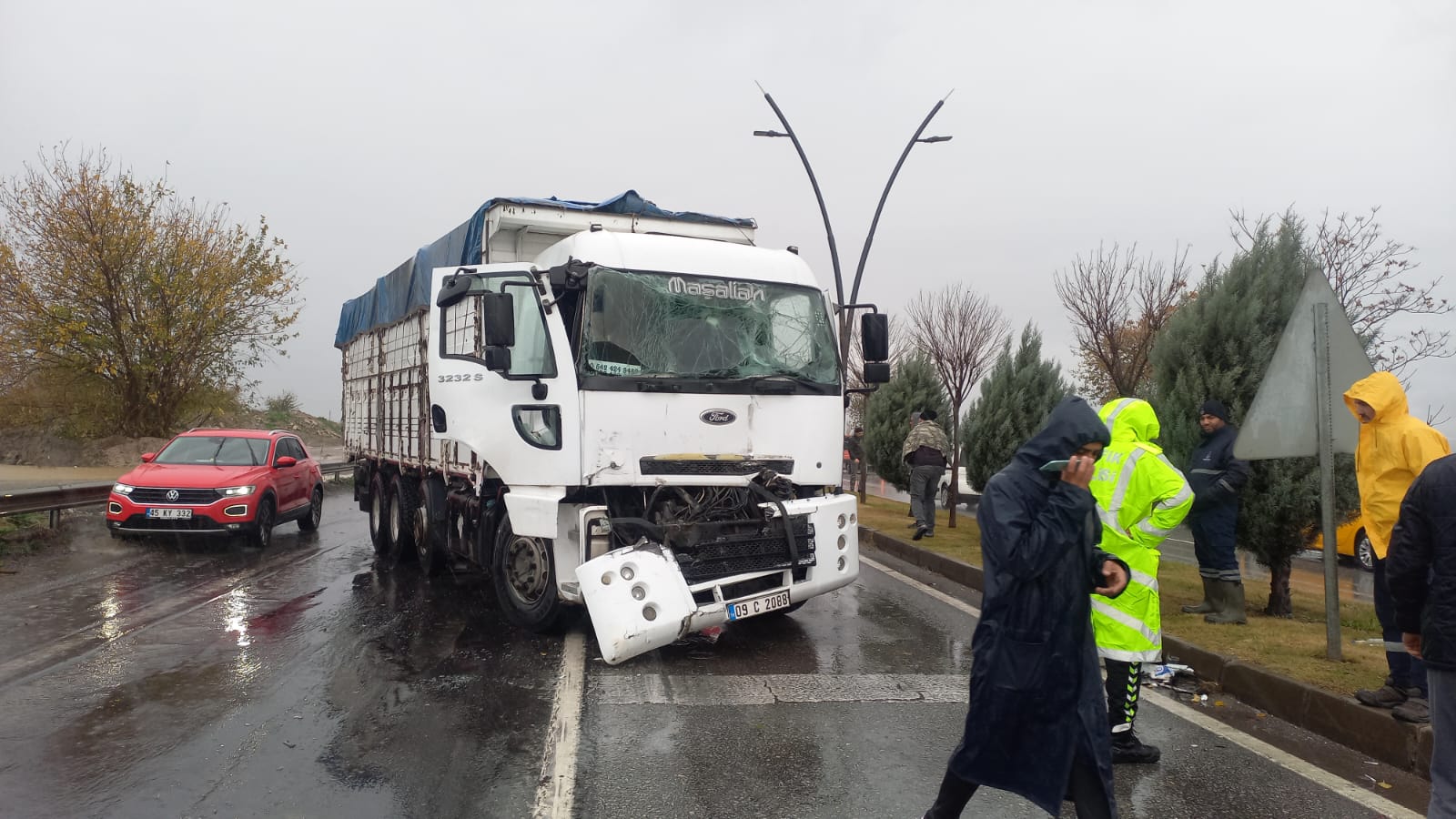 Manisa İzmir Çevreyolunda Tır Ile Kamyon Çarpıştı! (2)