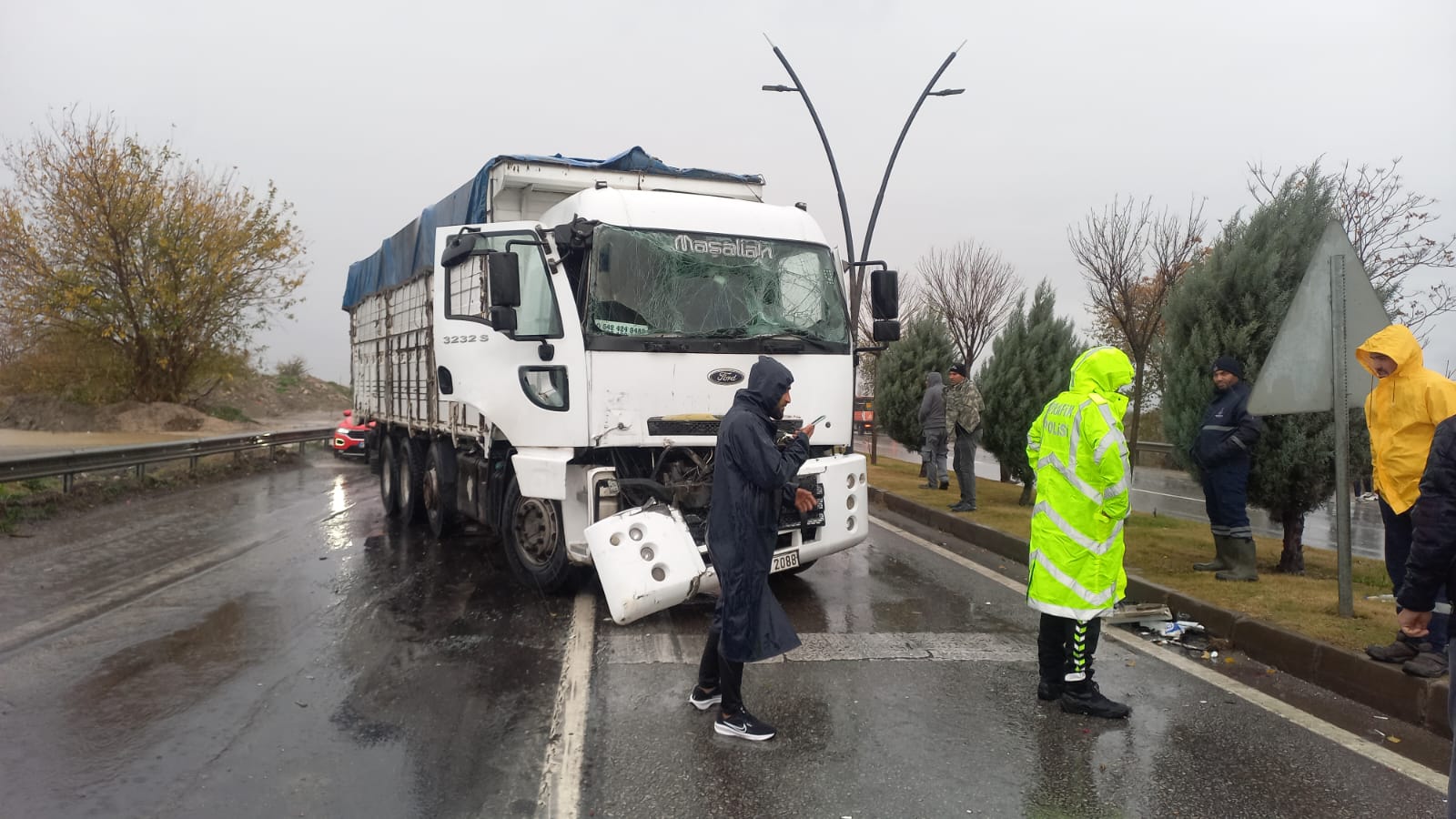 Manisa İzmir Çevreyolunda Tır Ile Kamyon Çarpıştı! (3)