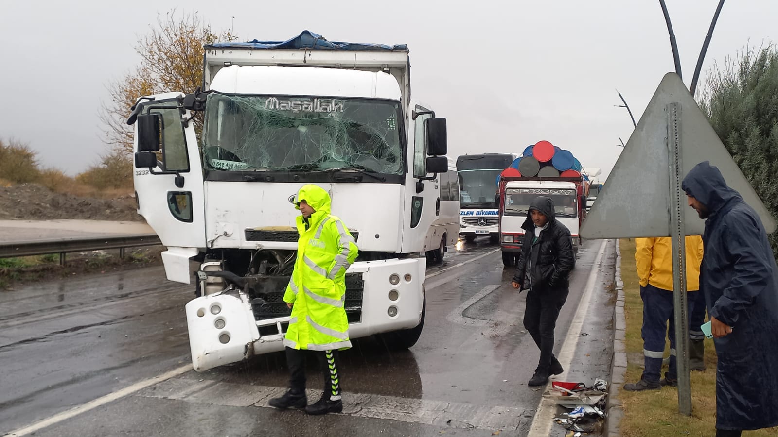 Manisa İzmir Çevreyolunda Tır Ile Kamyon Çarpıştı! (6)