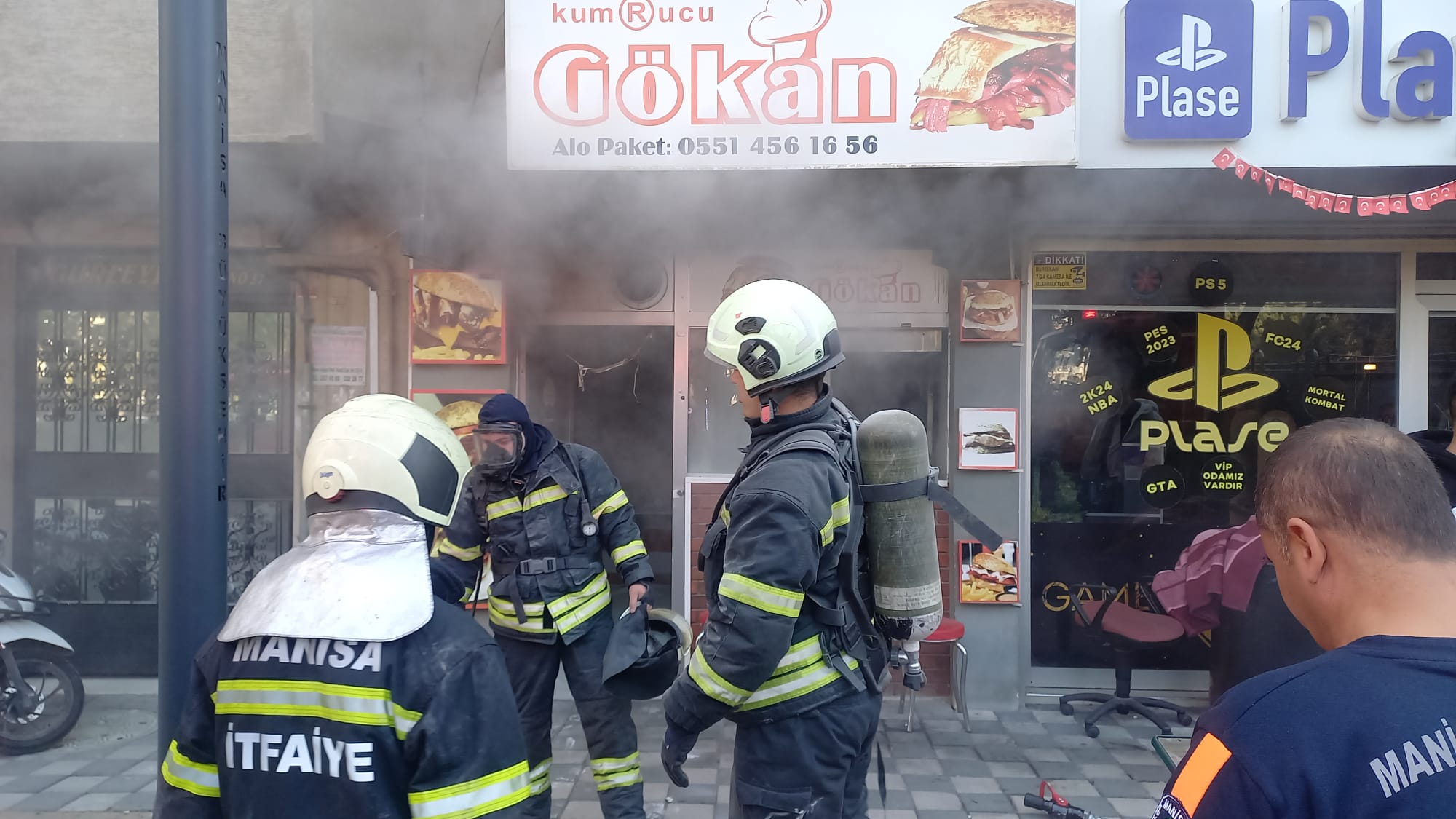 Manisa'da Kumrucu Dükkanı Yanmak Üzereyken Kurtarıldı (4)