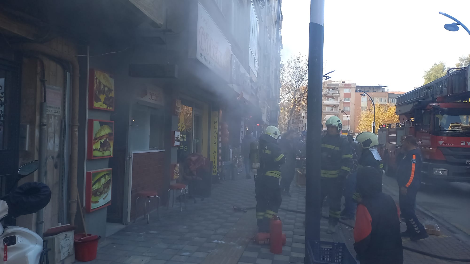 Manisa'da Kumrucu Dükkanı Yanmak Üzereyken Kurtarıldı (5)