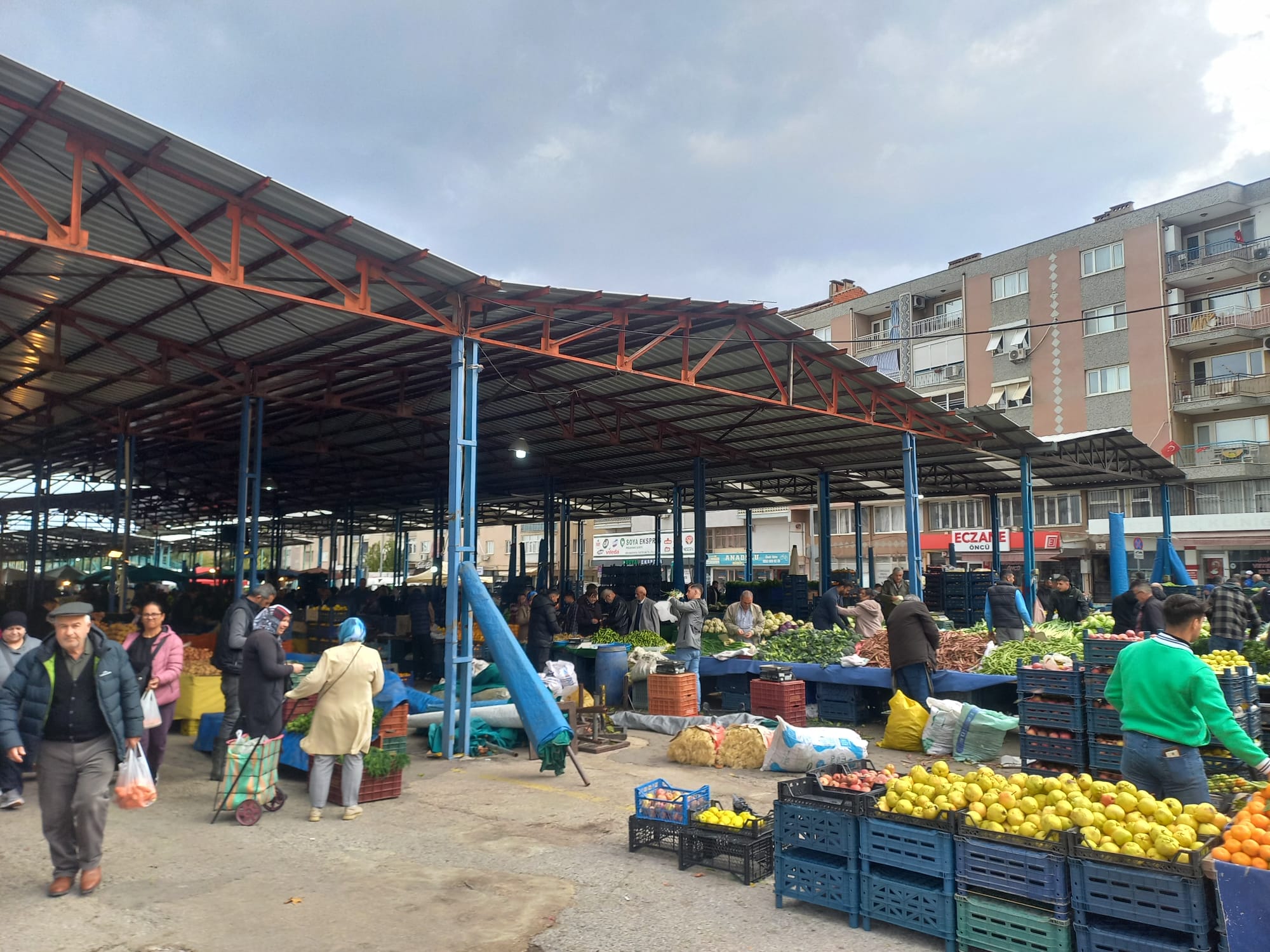 Manisa’da Şiddetli Rüzgar Pazarı Etkiledi (1)