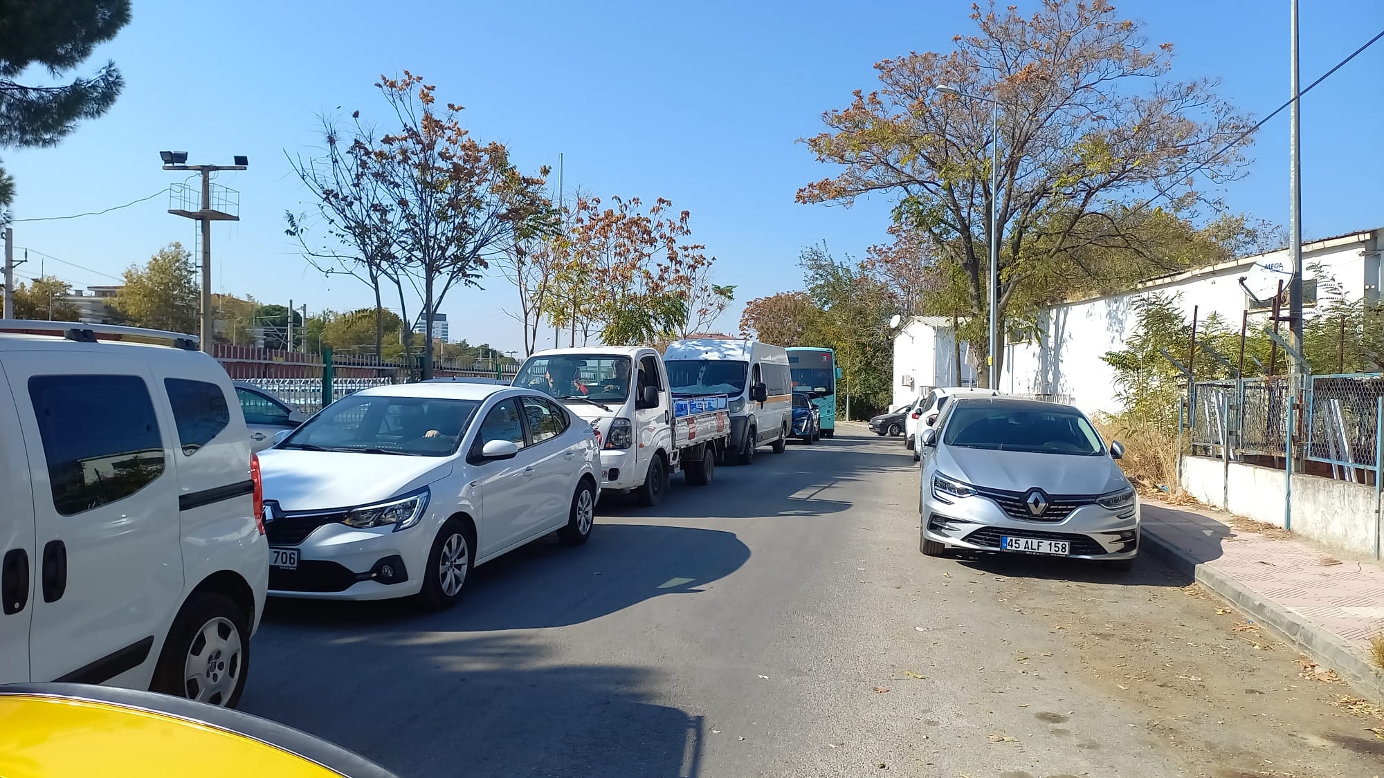 Manisa'da Trenin Manevrası Trafikte Keşmekeş Yaratırken Ambulans Bekletildi (1)-1