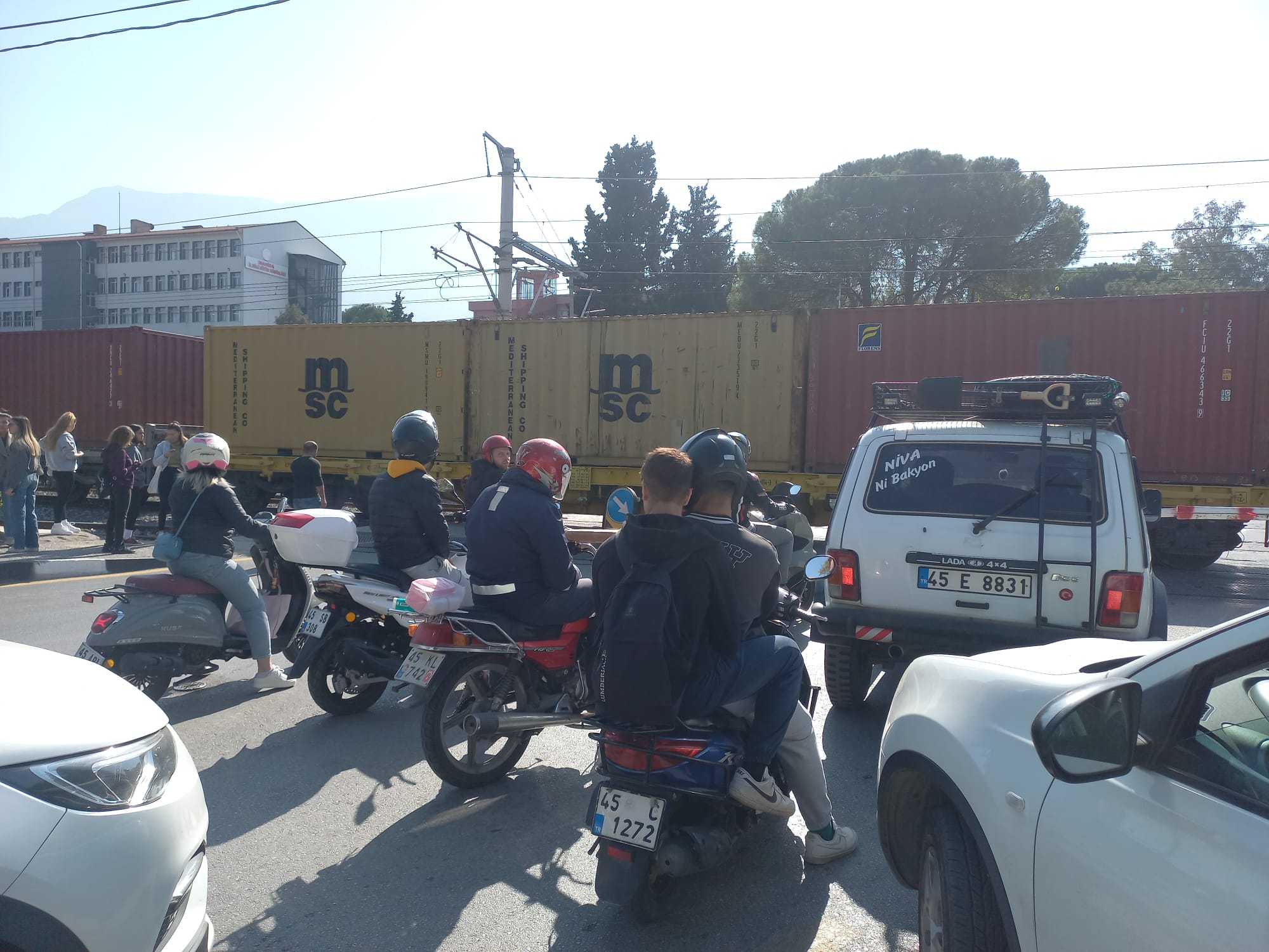 Manisa'da Trenin Manevrası Trafikte Keşmekeş Yaratırken Ambulans Bekletildi (2)