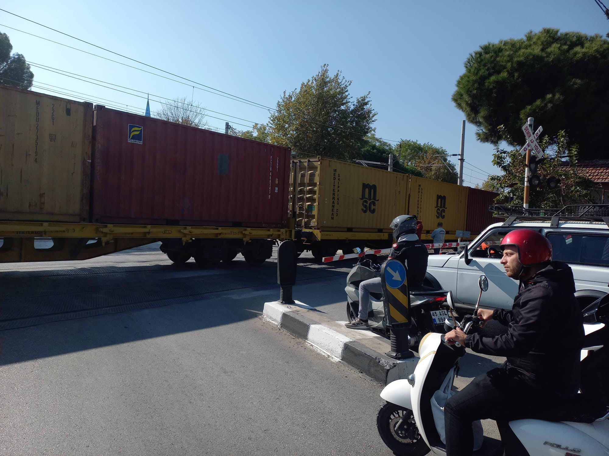 Manisa'da Trenin Manevrası Trafikte Keşmekeş Yaratırken Ambulans Bekletildi (3)