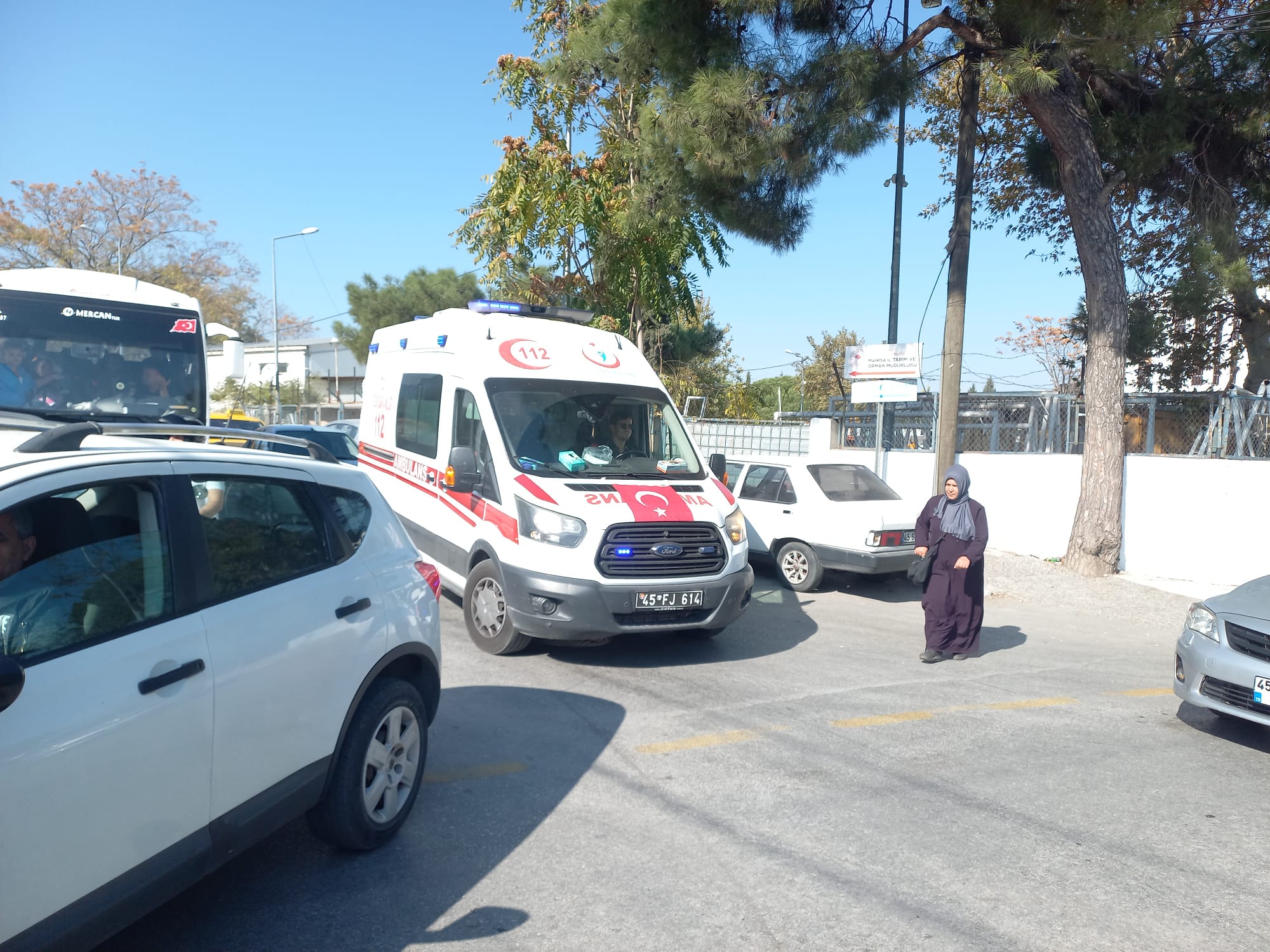 Manisa'da Trenin Manevrası Trafikte Keşmekeş Yaratırken Ambulans Bekletildi (4)