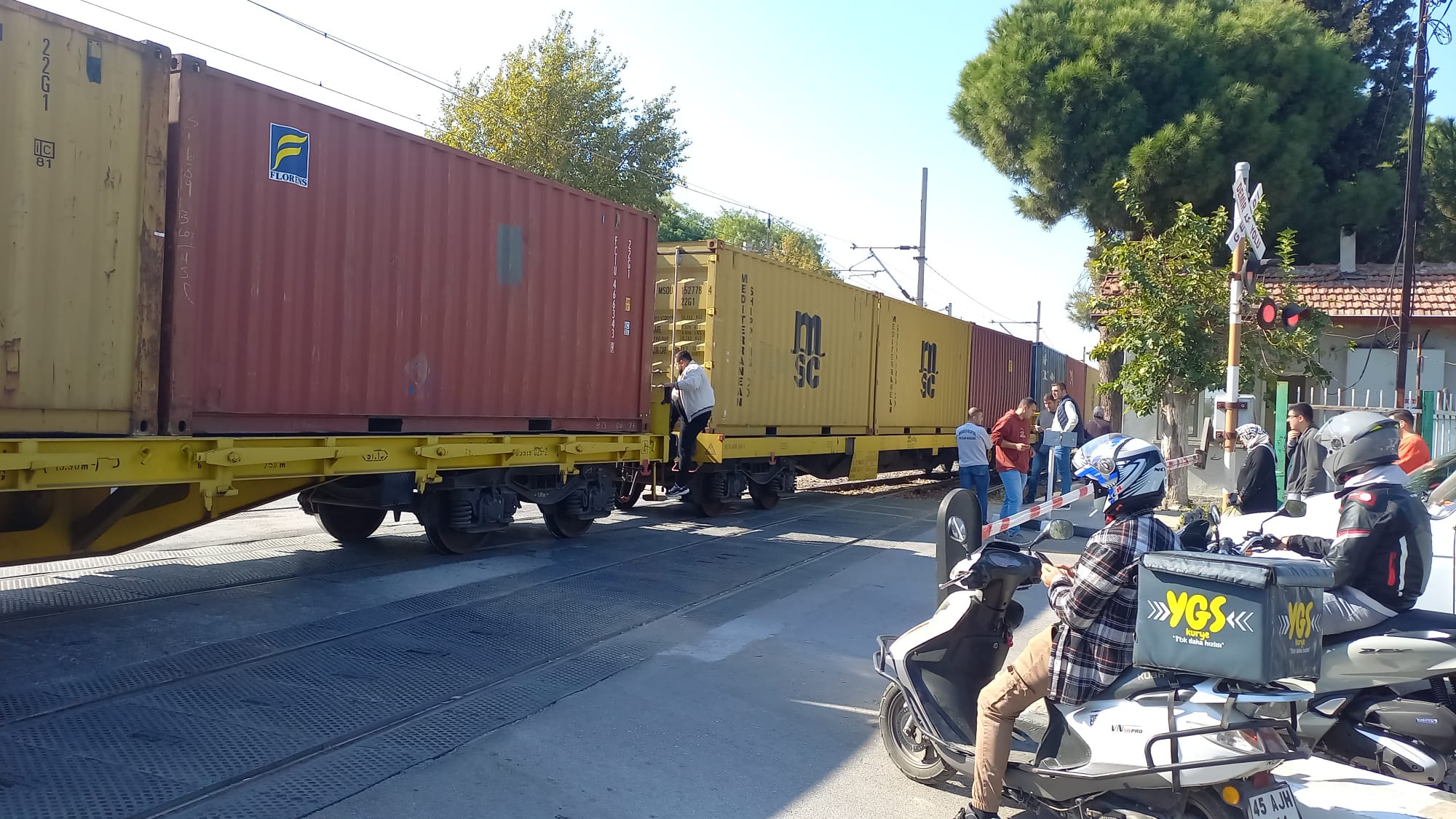 Manisa'da Trenin Manevrası Trafikte Keşmekeş Yaratırken Ambulans Bekletildi (5)