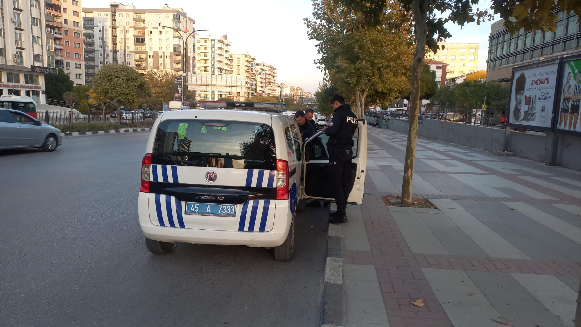 İzmirli İş İnsanı, Manisa'da Şok Yaşadı: Satın Aldığı Araç Çalıntı Çıktı! İzmir'den Manisa'ya gelen bir iş insanı, hayatının şokunu yaşadı. Satın aldığı lüks otomobilin çalıntı olduğu iddiasıyla gözaltına alındı. HABER:SERKAN ÖZCAN  Alınan bilgiye göre, İ