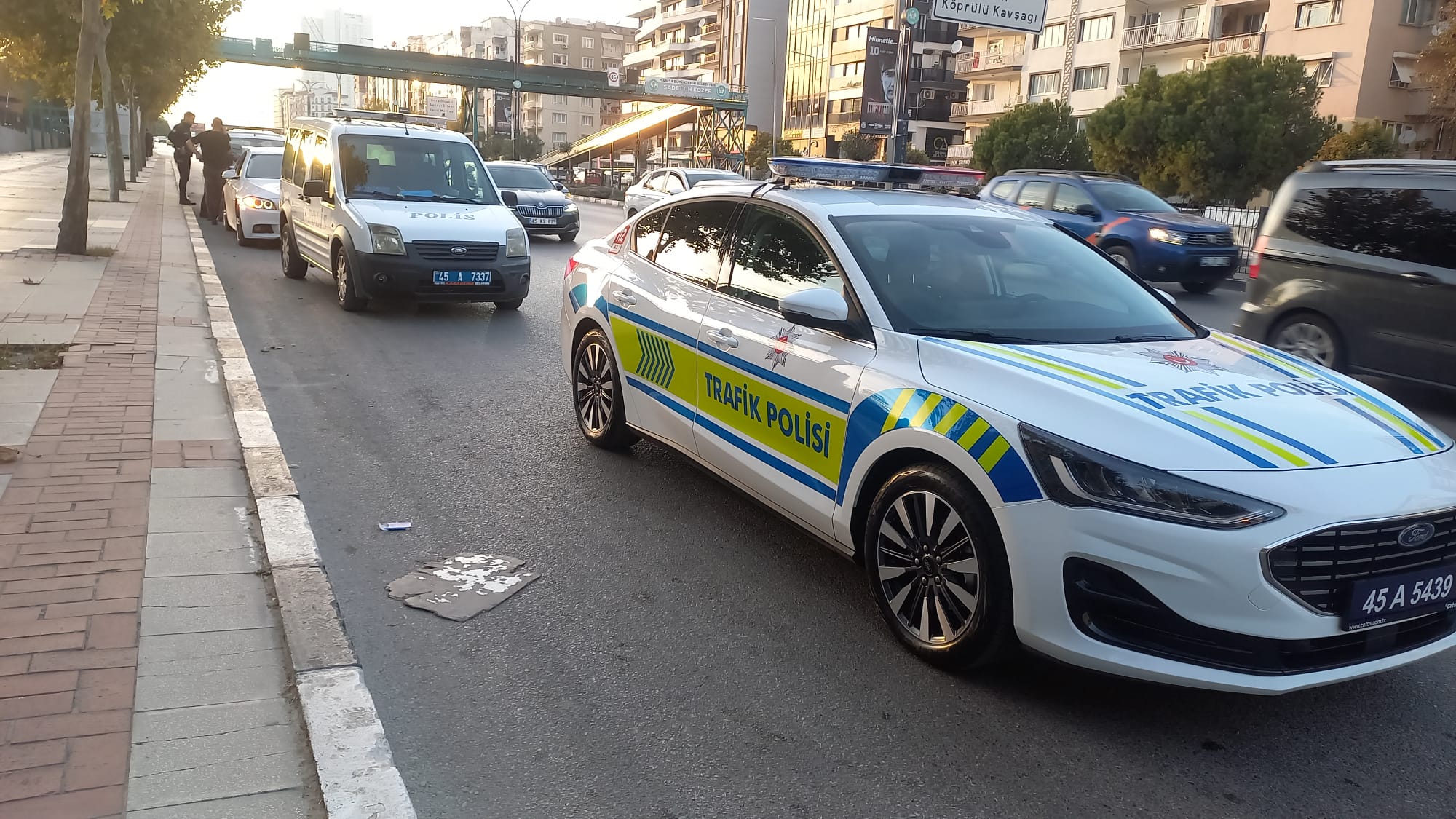 İzmirli İş İnsanı, Manisa'da Şok Yaşadı: Satın Aldığı Araç Çalıntı Çıktı! İzmir'den Manisa'ya gelen bir iş insanı, hayatının şokunu yaşadı. Satın aldığı lüks otomobilin çalıntı olduğu iddiasıyla gözaltına alındı. HABER:SERKAN ÖZCAN  Alınan bilgiye göre, İ