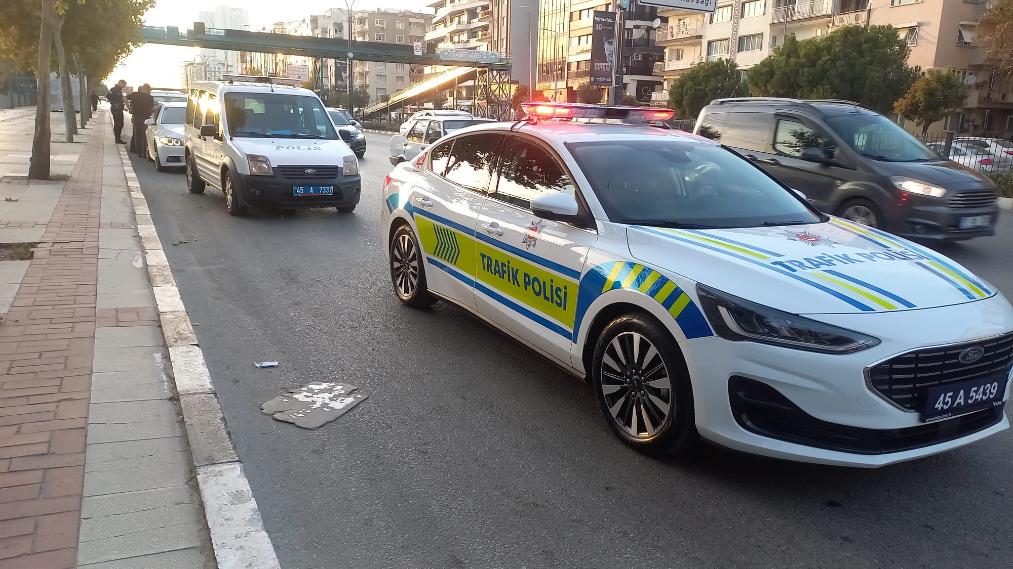 İzmirli İş İnsanı, Manisa'da Şok Yaşadı: Satın Aldığı Araç Çalıntı Çıktı! İzmir'den Manisa'ya gelen bir iş insanı, hayatının şokunu yaşadı. Satın aldığı lüks otomobilin çalıntı olduğu iddiasıyla gözaltına alındı. HABER:SERKAN ÖZCAN  Alınan bilgiye göre, İ