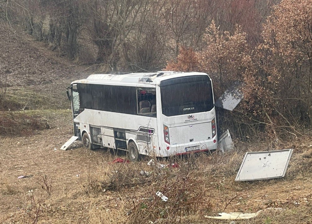 Ege'de kontrolden çıkan işçi servisi devrildi: 9 yaralı