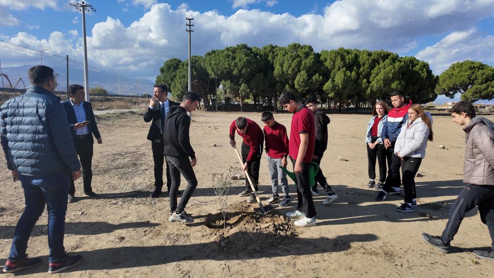 Sarıgöl'de geleceğin tarımına yön vermek isteyen öğrenciler tarlaya indi