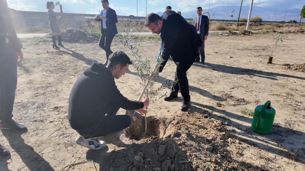 Sarıgöl'de geleceğin tarımına yön vermek isteyen öğrenciler tarlaya indi-2