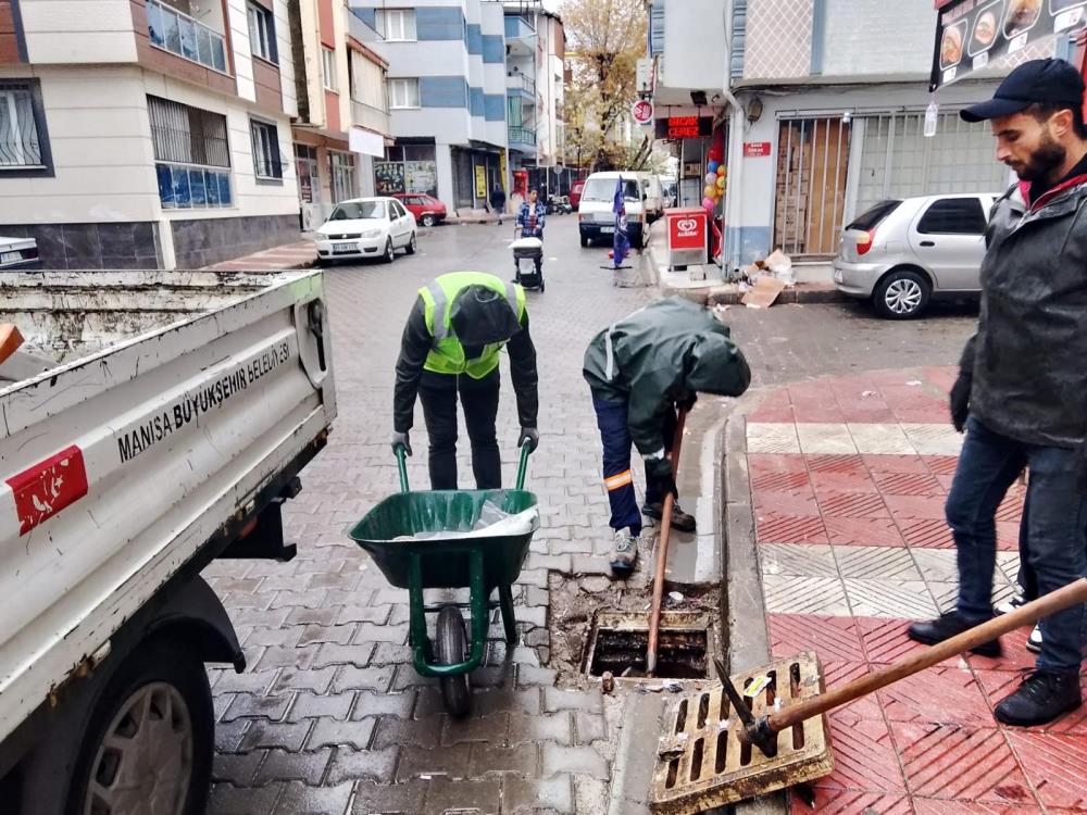 Fırtına ve yağışa karşı MASKİ ve  Büyükşehir ekipleri seferber oldu