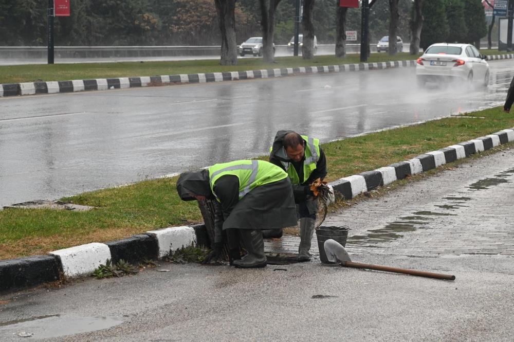 Fırtına ve yağışa karşı MASKİ ve  Büyükşehir ekipleri seferber oldu