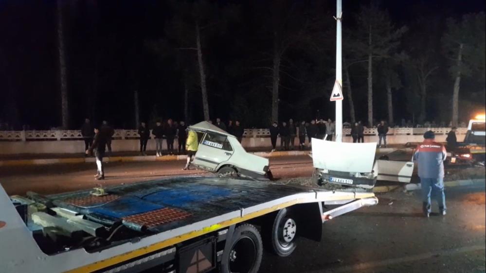 Edirne'de otomobil direğe çarptı: 1 ölü 1 ağır yaralı