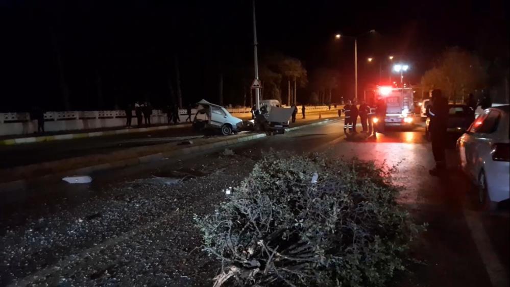 Edirne'de otomobil direğe çarptı: 1 ölü 1 ağır yaralı