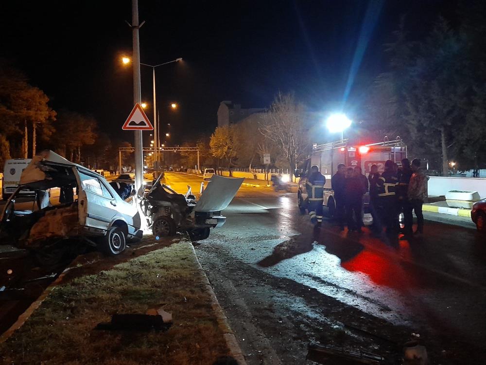 Edirne'de otomobil direğe çarptı: 1 ölü 1 ağır yaralı