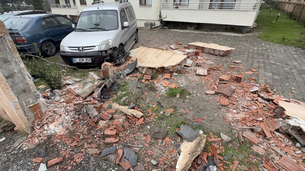 Düzce'de kontrolden çıkan otomobil bahçe duvarını yıktı: 5 yaralı