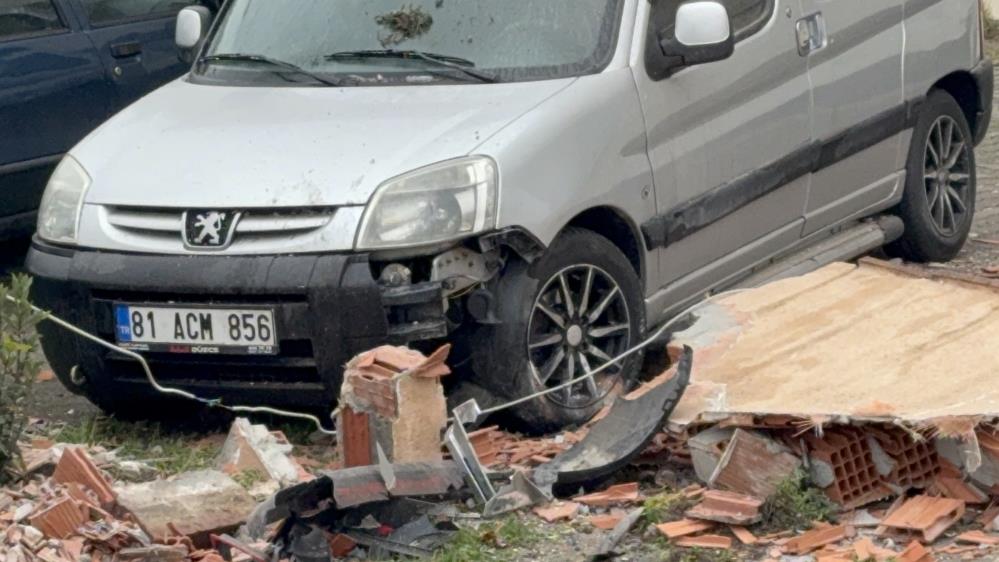 Düzce'de kontrolden çıkan otomobil bahçe duvarını yıktı: 5 yaralı