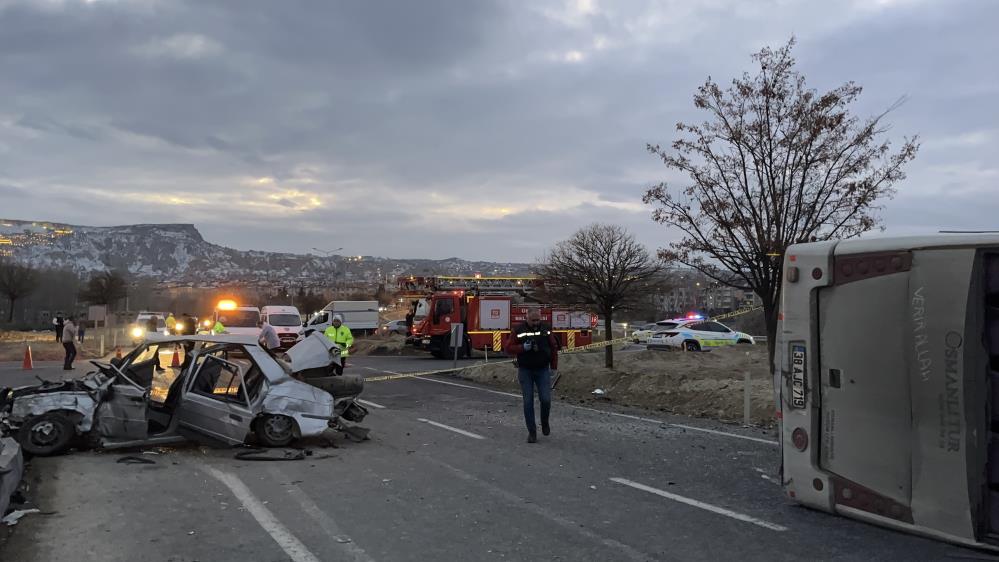 Neşehir'de otomobil ile öğrenci servisi çarpıştı: 24 yaralı