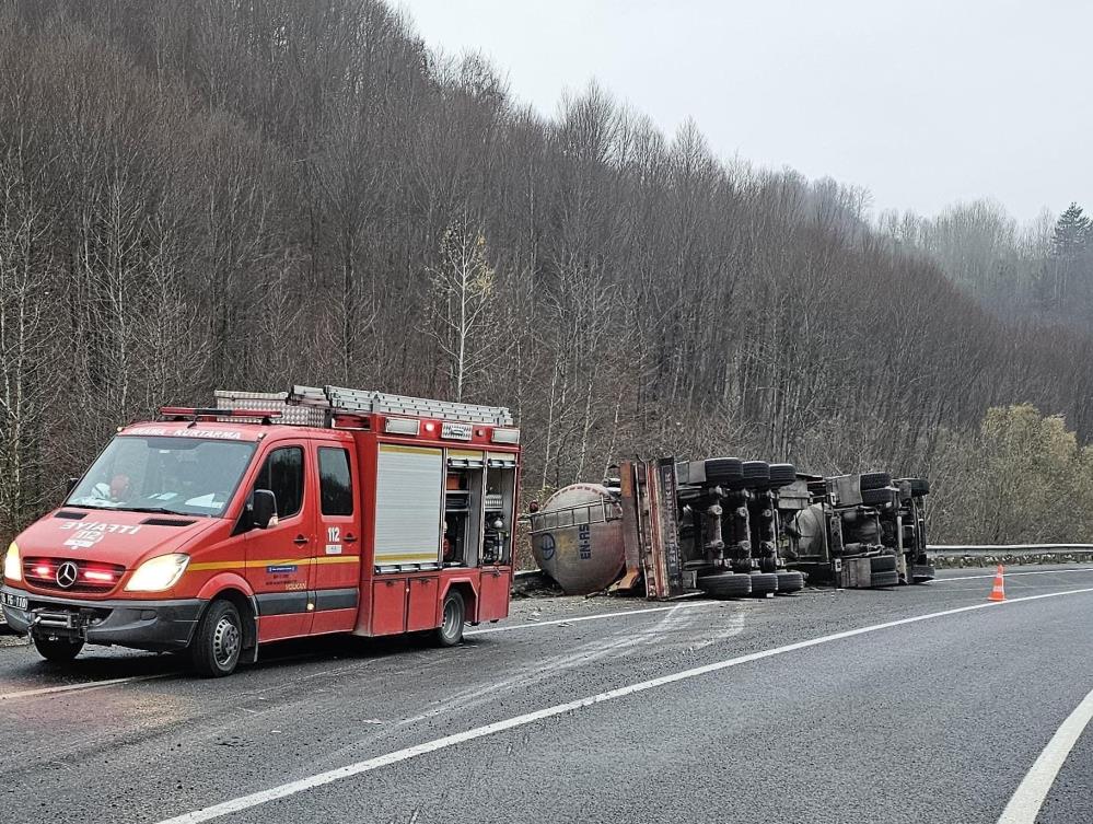 Bursa'da asit taşıyan tanker devrildi: Sürücü öldü