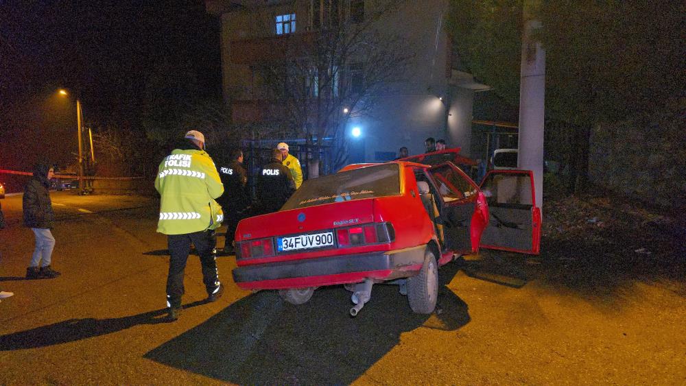 Karabük'te ehliyetsiz sürücünün kullandığı otomobil beton direğe çarptı: 3 yaralı