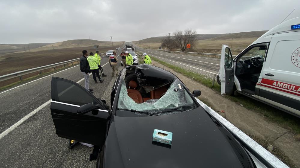 Diyarbakır'da seyir halindeki tırdan fırlayan teker otomobilin tavanına düştü: 1 ölü