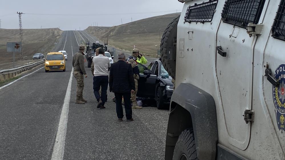 Diyarbakır'da seyir halindeki tırdan fırlayan teker otomobilin tavanına düştü: 1 ölü