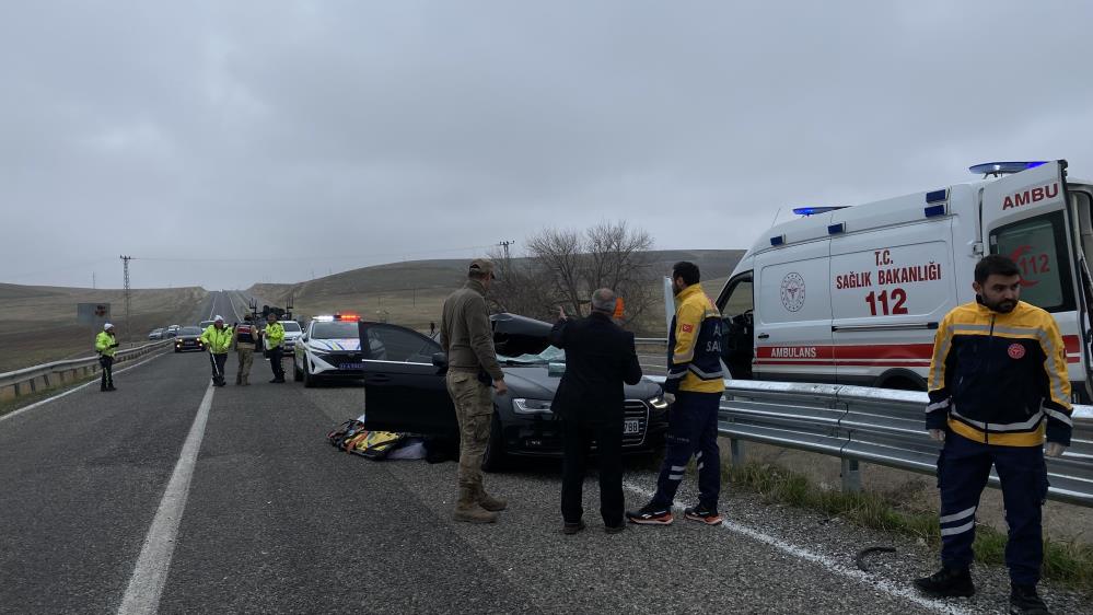 Diyarbakır'da seyir halindeki tırdan fırlayan teker otomobilin tavanına düştü: 1 ölü-1