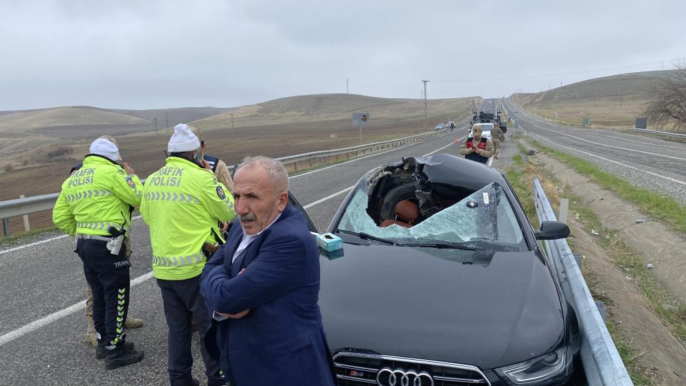 Diyarbakır'da seyir halindeki tırdan fırlayan teker otomobilin tavanına düştü: 1 ölü