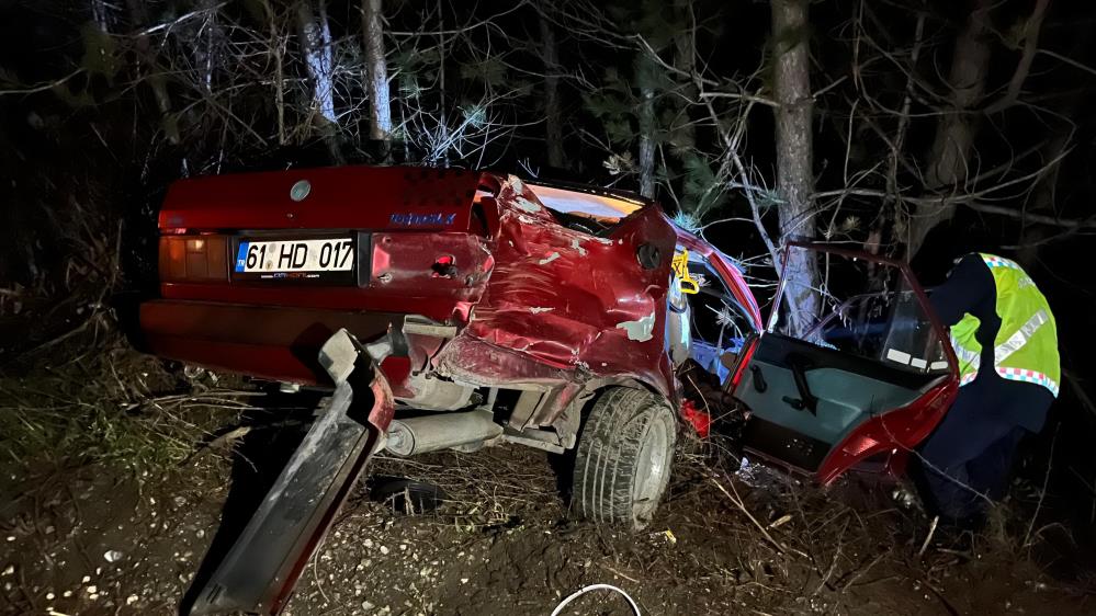 Kastamonu'da otomobil ağaca çarptı: 1 ölü 1 ağır yaralı